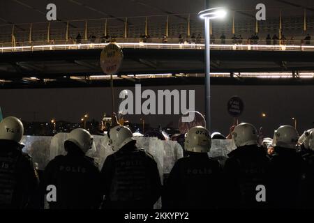 Karaköy-İstanbul 25 Kasım 2022 die Frauen, die am 25. November marschierten, wurden von der Polizei belagert. Die Frauen wurden festgehalten. Stockfoto