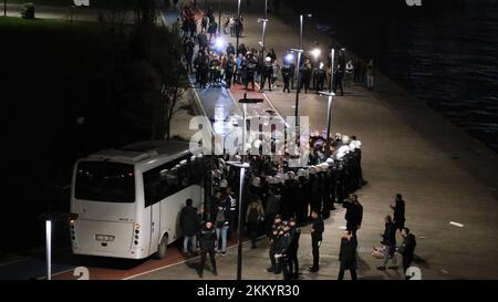 Karaköy-İstanbul 25 Kasım 2022 die Frauen, die am 25. November marschierten, wurden von der Polizei belagert. Die Frauen wurden festgehalten. Stockfoto