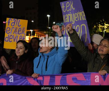 Karaköy-İstanbul -November 25 2022 Frauenrechtsaktivisten rufen am 25. November 2022 in Istanbul Slogans aus, um gegen geschlechtsspezifische Gewalt zu protestieren. Stockfoto