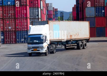 LKWs in einem Containerlager, Ansicht des Transports Stockfoto