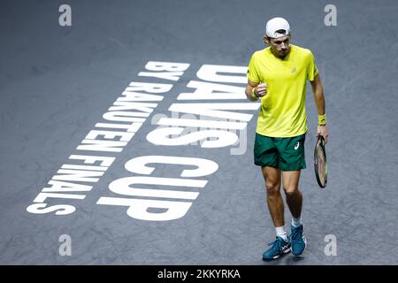 Malaga, Spanien. 25.. November 2022. Alex de Minaur von Australien in Aktion gegen Marin Cilic von Kroatien während des zweiten Tennisspiels der Davis Cup Finals 2022, Halbfinalrunde, gespielt zwischen Australien und Kroatien am 25. november 2022 im Palacio de Deportes Martin Carpena Pavillon in Malaga, Spanien - Foto: Oscar J Barroso/DPPI/LiveMedia Credit: Unabhängige Fotoagentur/Alamy Live News Stockfoto