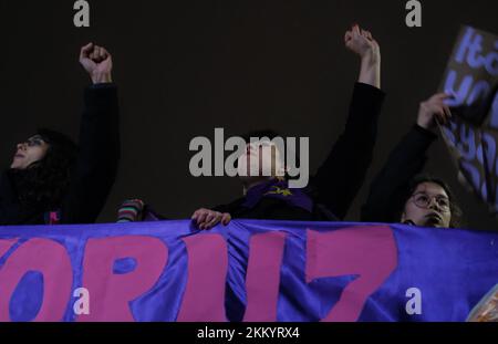 Karaköy-İstanbul -November 25 2022 Frauenrechtsaktivisten rufen am 25. November 2022 in Istanbul Slogans aus, um gegen geschlechtsspezifische Gewalt zu protestieren. Stockfoto