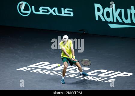 Malaga, Spanien. 25.. November 2022. Alex de Minaur von Australien in Aktion gegen Marin Cilic von Kroatien während des zweiten Tennisspiels der Davis Cup Finals 2022, Halbfinalrunde, gespielt zwischen Australien und Kroatien am 25. november 2022 im Palacio de Deportes Martin Carpena Pavillon in Malaga, Spanien - Foto: Oscar J Barroso/DPPI/LiveMedia Credit: Unabhängige Fotoagentur/Alamy Live News Stockfoto