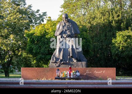 TORUN, POLEN - 11. AUGUST 2022: Statue von Papst Johannes Paul II. In Torun, Polen, mit dekorativen Kerzenlampen Stockfoto