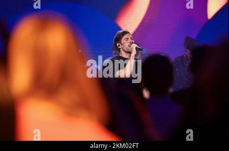 PRODUKTION - 12. Oktober 2022, Sachsen, Leipzig: Deutscher Sänger und Songwriter Max Giesinger tritt in der ARD-Unterhaltungsshow „Your Songs“ auf. Foto: Hendrik Schmidt/dpa Stockfoto