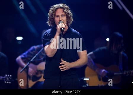 PRODUKTION - 12. Oktober 2022, Sachsen, Leipzig: Deutscher Sänger und Songwriter Michael Schulte tritt in der ARD-Unterhaltungsshow "Your Songs" auf. Foto: Hendrik Schmidt/dpa Stockfoto