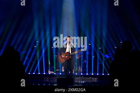 PRODUKTION - 12. Oktober 2022, Sachsen, Leipzig: Deutscher Popsänger und Songwriter Johannes Oerding tritt in der ARD-Unterhaltungsshow „Your Songs“ auf. Foto: Hendrik Schmidt/dpa Stockfoto