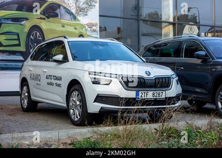 HAVIROV, TSCHECHISCHE REPUBLIK - 13. OKTOBER 2022: Skoda Kamiq Compact Crossover im Händlerbetrieb in weißer Farbe Stockfoto