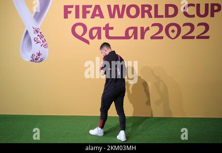 Doha, Katar. 26.. November 2022. Eden Hazard aus Belgien trifft am Samstag, den 26. November 2022, im Qatar National Convention Center QNCC in Doha, Bundesstaat Katar, zu einer Pressekonferenz der belgischen Fußballnationalmannschaft Red Devils ein. Die Red Devils bereiten sich auf das kommende Spiel der FIFA-Weltmeisterschaft 2022 in Katar vor. BELGA PHOTO VIRGINIE LEFOUR Kredit: Belga News Agency/Alamy Live News Stockfoto