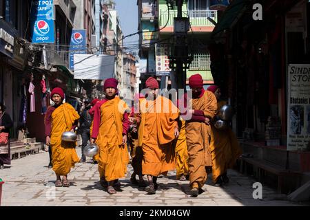 Kathmandu, Nepal - April 20,2019 : buddhistische Mönche spazieren durch die Straßen von Kathmandu, der Hauptstadt Nepals. Stockfoto