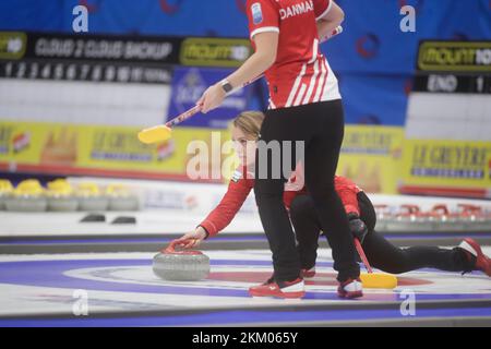 Ostersund, Schweden. 26.. November 2022. Denmarks Skipper Madeleine Dupont während des Goldmedaillenspiels der Frauen zwischen Dänemark und der Schweiz bei den European Curling Championships in der Ostersund Arena, Ostersund, Schweden, 26. November 2022.Foto: Mats Andersson / TT / kod 62210 Kredit: TT News Agency/Alamy Live News Stockfoto