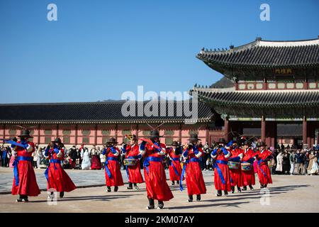 Seoul, Südkorea. 26.. November 2022. Mitarbeiter treten am 26. November 2022 im Gyeongbokgung Palace in Seoul, Südkorea, auf. Kredit: Wang Yiliang/Xinhua/Alamy Live News Stockfoto