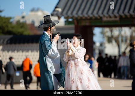 Seoul, Südkorea. 26.. November 2022. Touristen, die traditionelle Hanbok-Kleider tragen, werden am 26. November 2022 im Gyeongbokgung Palace in Seoul, Südkorea, gesehen. Kredit: Wang Yiliang/Xinhua/Alamy Live News Stockfoto