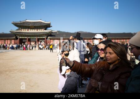 Seoul, Südkorea. 26.. November 2022. Touristen machen Fotos am Gyeongbokgung Palace in Seoul, Südkorea, 26. November 2022. Kredit: Wang Yiliang/Xinhua/Alamy Live News Stockfoto