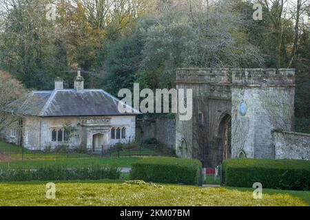 Das Pförtnerhaus und Keep nach Stourhead, ein Palladianisches Herrenhaus und weltberühmte Landschaftsgärten, Wilts UK Stockfoto