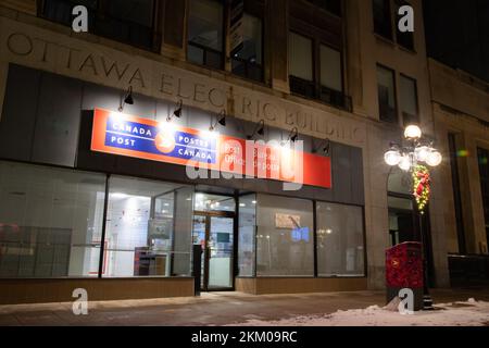 Ein kanadisches Büro der kanadischen Post ist nachts beleuchtet und befindet sich im historischen Ottawa Electric Building in der Sparks Street. Stockfoto