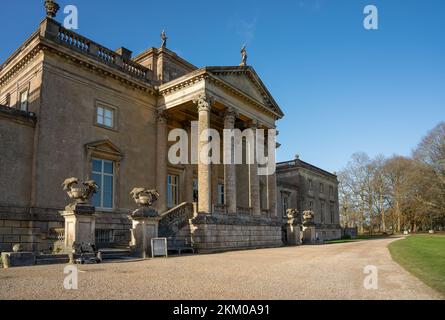 Stourhead, ein Palladianisches Herrenhaus mit weltberühmten Landschaftsgärten, Wilts UK, klarer blauer Himmel Stockfoto