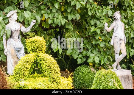 Die Topiarhecken mit Statuen in den Eythrope Gardens auf dem Waddesdon Manor Anwesen Stockfoto