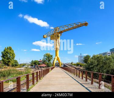 Allgemeiner Blick auf den gelben Titankran, der 1954 in den ehemaligen Werften auf der Insel Nantes, Frankreich, erbaut wurde und als historisches Denkmal gilt. Stockfoto