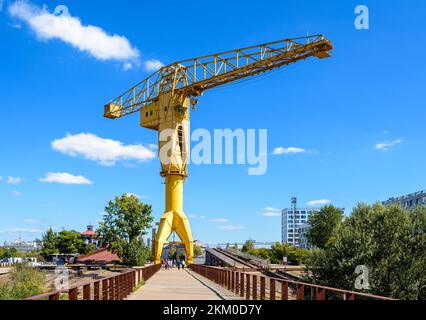 Allgemeiner Blick auf den gelben Titankran, der 1954 in den ehemaligen Werften auf der Insel Nantes, Frankreich, erbaut wurde und als historisches Denkmal gilt. Stockfoto