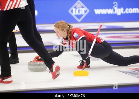 Ostersund, Schweden. 26.. November 2022. Denmarks Mathilde Halsededing das Goldmedaillenspiel der Frauen zwischen Dänemark und der Schweiz bei den European Curling Championships in der Ostersund Arena, Ostersund, Schweden, 26. November 2022.Foto: Mats Andersson / TT / kod 62210 Kredit: TT News Agency/Alamy Live News Stockfoto