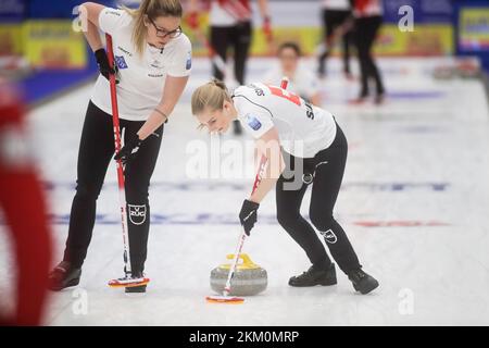 Ostersund, Schweden. 26.. November 2022. Schweiz Alina Paetz und Briar Schwaller-Huerlimann im Goldmedaillenspiel der Frauen zwischen Dänemark und der Schweiz bei den European Curling Championships in der Ostersund Arena, Schweden, 26. November 2022.Foto: Mats Andersson / TT / kod 62210 Credit: TT News Agency/Alamy Live News Stockfoto