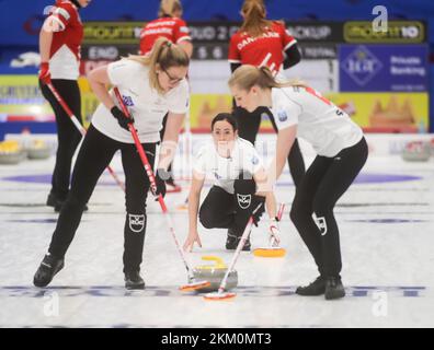 Schweiz Alina Paetz und Briar Schwaller-Huerlimann , im Hintergrund Carole Howald im Goldmedaillenspiel der Frauen zwischen Dänemark und der Schweiz AT Stockfoto