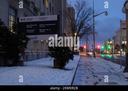 Ein Schild für das Regierungsgebäude von Kanada, das East Memorial Building für das Justizministerium, ist am frühen Morgen in Ottawa zu sehen. Stockfoto