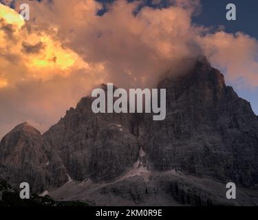 der gipfel der italienischen dolomiten in brenta. brenta-Berg bei Sonnenaufgang. Stockfoto