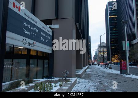 Am frühen Morgen in der Innenstadt von Ottawa befindet sich ein Schild für ein Büro von Transport Canada, das Teil der kanadischen Bundesregierung ist. Stockfoto