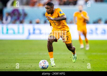 Ar Rayyan, Katar. 25.. November 2022. Fußball: Weltmeisterschaft, Niederlande - Ecuador, Vorrunde, Gruppe A, Spieltag 2, Chalifa International Stadium, Ecuadors Pervis Estupinan in Aktion. Kredit: Tom Weller/dpa/Alamy Live News Stockfoto