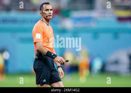 Ar Rayyan, Katar. 25.. November 2022. Fußball: Weltmeisterschaft, Niederlande - Ecuador, Vorrunde, Gruppe A, Spieltag 2, Chalifa International Stadium, Schiedsrichter Mustapha Ghorbal in Aktion. Kredit: Tom Weller/dpa/Alamy Live News Stockfoto