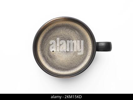 Großer schwarzer Kaffee in Porzellanbecher auf Weiß. Draufsicht. Stockfoto