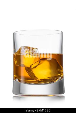 Whiskey mit Eiswürfel in Kristallglas auf Weiß. Irisch, Scotch und Bourbon. Stockfoto