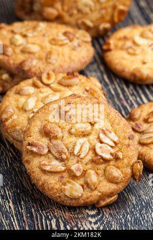 Runde Kekse mit gerösteten Erdnüssen, ein köstliches Dessert aus Keksen und Nüssen Stockfoto