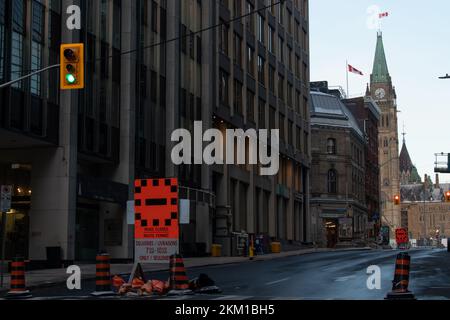 In Ottawa am frühen Morgen wird eine Straße zum Parliament Hill während laufender Proteste vor Kanadas Hauptstadt mit einem Schild geschlossen gesehen. Stockfoto