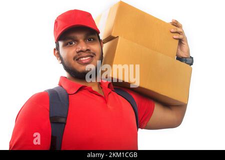 Porträt Eines Jungen Lieferers Mit Karton Auf Der Schulter Stockfoto