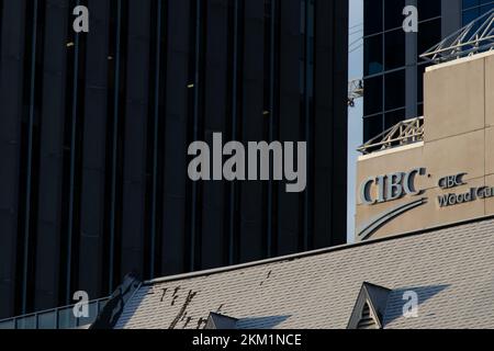 Über einer großen CIBC-Filiale und -Niederlassung in der Innenstadt von Ottawa befindet sich ein verchromtes Logo der Commerce Imperial Bank of Canada. Stockfoto