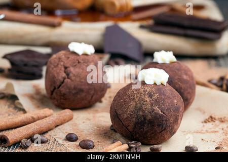 Frischer Kartoffelkuchen aus Butter und Kakao, traditionelles Dessert Süße Schokoladenkartoffel Stockfoto