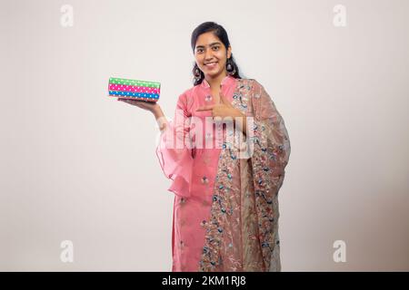 Junge Teenagerin, die auf Diwali zeigt Stockfoto