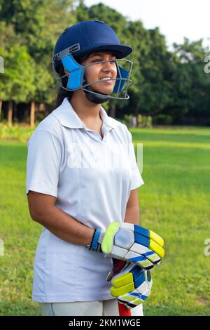 Porträt eines jungen Cricket-Mädchens im Cricket-Helm Stockfoto