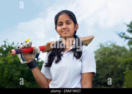 Porträt Einer Cricketerin mit einer Cricketschlägerin Stockfoto