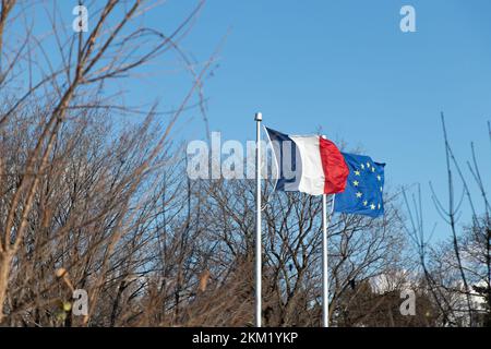 Die Fahne Frankreichs und die Fahne Europas sind zusammen in der französischen Botschaft in Ottawa, Kanadas Hauptstadt, zu sehen. Stockfoto