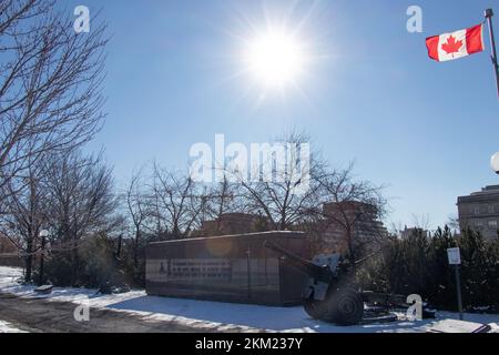 Das National Artillery Monument, ein Kriegsdenkmal zum Gedenken an Kanadier, die im Dienst getötet wurden, ist an einem verschneiten, sonnigen Tag in Ottawa zu sehen. Stockfoto