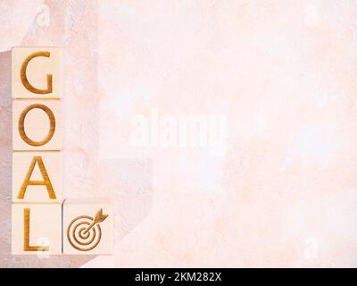 TEXTZIEL und Zielsymbol auf Holzwürfeln als Motivationskonzept Stockfoto