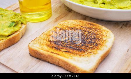 Avocado Toast auf Vollkorn sandwich Brot. Tabelle Ansicht von oben. Guacamole Toasts. Konzept der gesunden Ernährung, Diäten, vegan vegetarische Kost Stockfoto