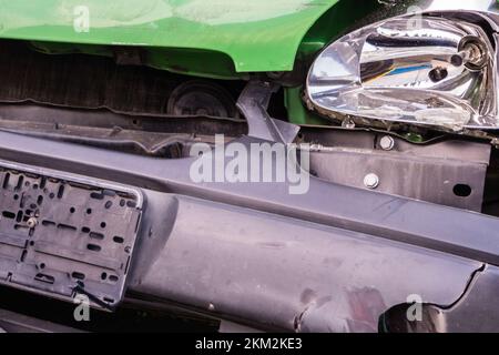 Vorderseite eines Autos nach einem Unfall Stockfoto