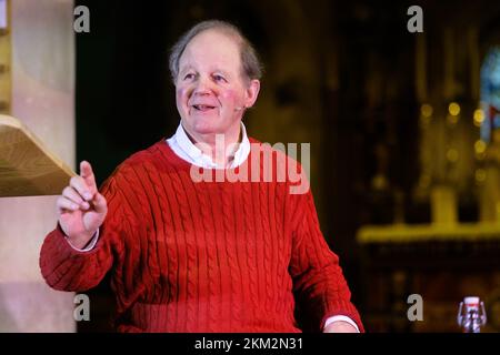 Hay Festival Winter Weekend, Hay on Wye, Powys, Wales, Großbritannien – Samstag, 26.. November 2022 – Michael Morpurgo diskutiert sein Buch war Horse bei einer Veranstaltung zur Feier seines 40.. Jahrestages der Veröffentlichung ( erstmals veröffentlicht 1982 ) - Photo Steven May / Alamy Live News Stockfoto