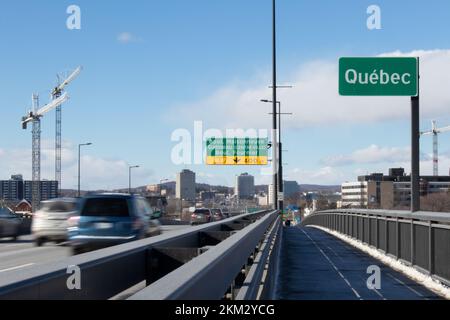 Ein „Quebec“-Schild markiert den Beginn der Provinz Quebec auf der Macdonald-Cartier-Brücke über den Ottawa River. Stockfoto