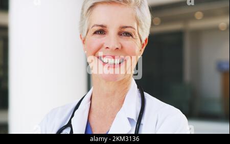 Gesundheitswesen, Frau oder Senior Doctor im Porträt für Vertrauen, Forschung Führung und Krankenversicherung in einem Krankenhaus oder einer Klinik. Medizin, Innovation weiblich Stockfoto